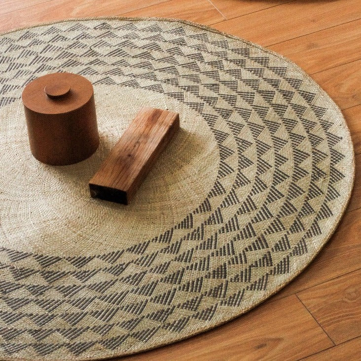 Black Triangle Round Rug 4' – Novus Decor
